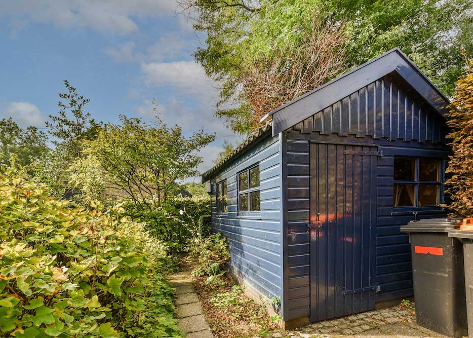 simple-patio-with-vegetation